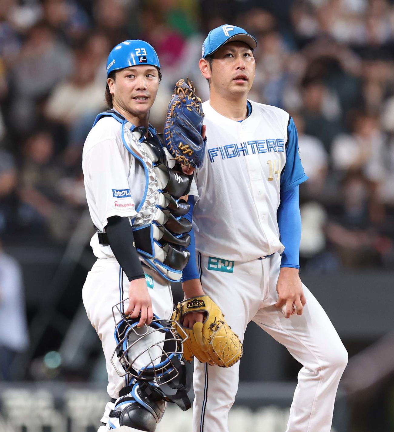日本ハム対オリックス　7回表、マウンドで加藤貴（右）と話す伏見（撮影・黒川智章）
