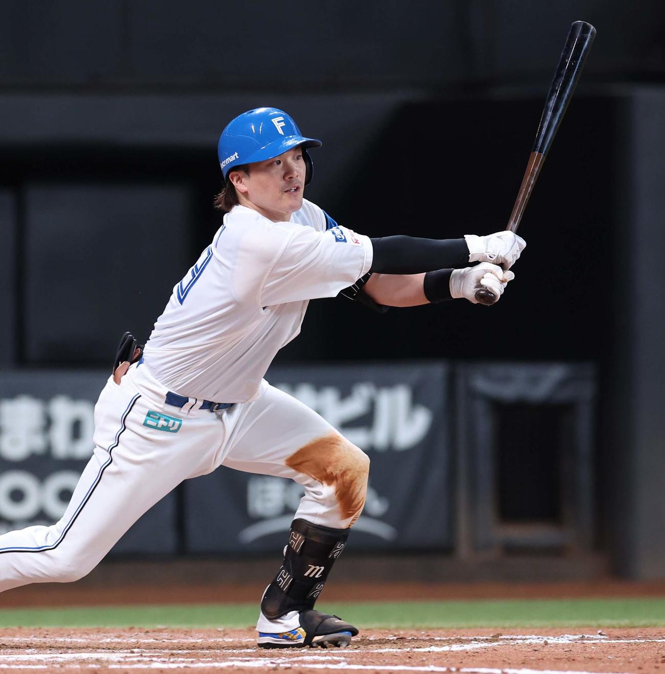 日本ハム対オリックス　8回裏日本ハム無死、右前打を放つ伏見（撮影・黒川智章）