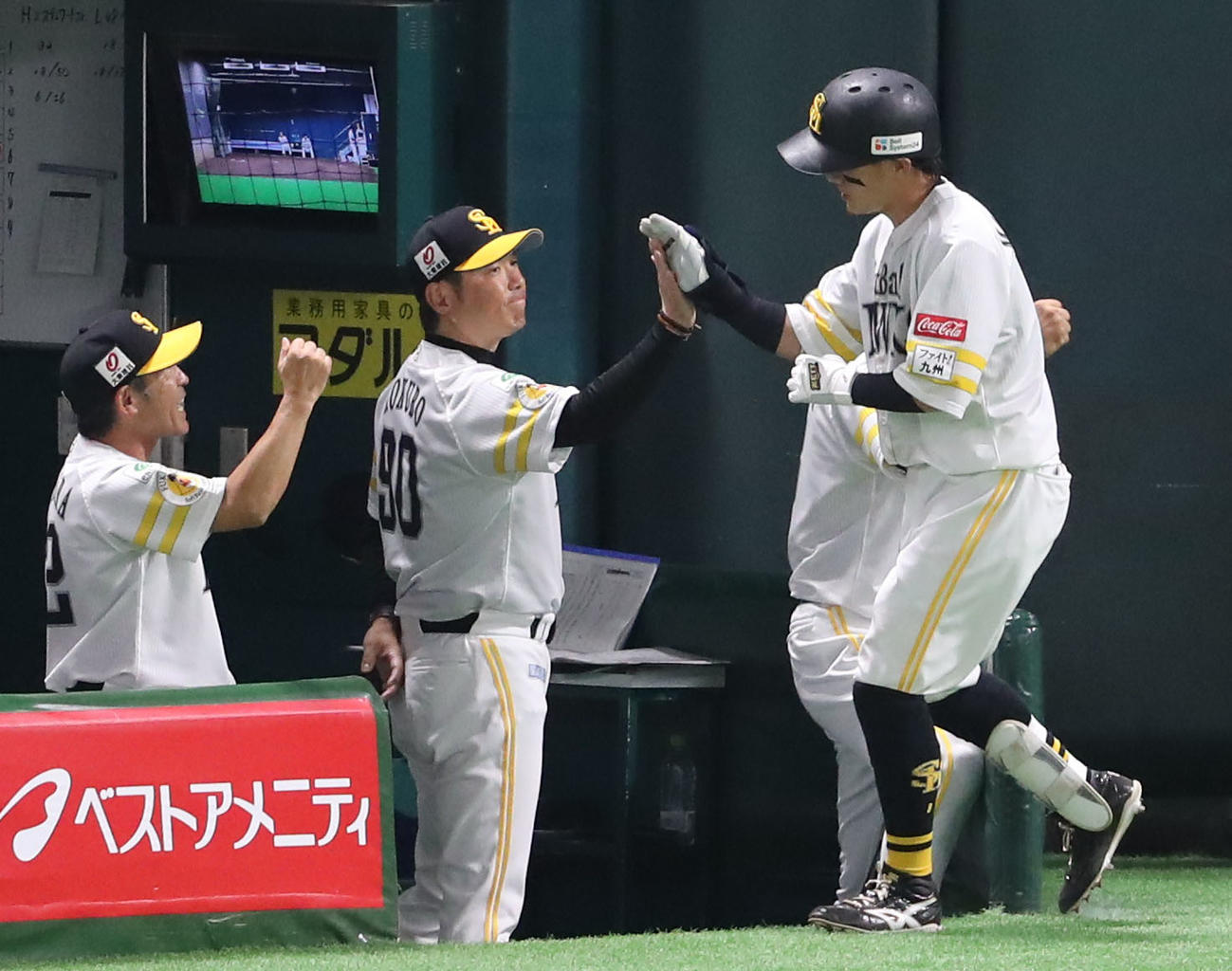 ソフトバンク対西武　3回裏ソフトバンク無死、牧原大は右越えに同点となる本塁打を放ち小久保監督に出迎えられる（撮影・梅根麻紀）