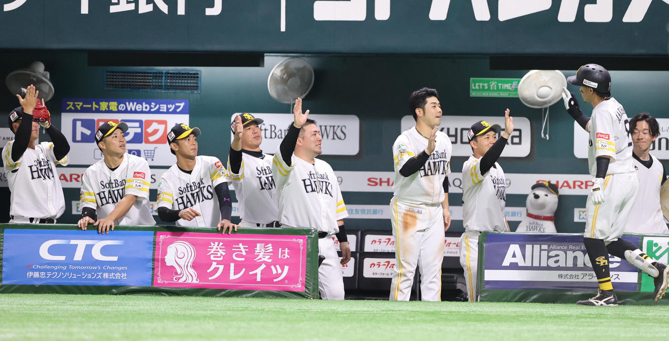 ソフトバンク対西武　3回裏ソフトバンク無死、右越えに同点本塁打を放った牧原大はベンチのナインとタッチ（撮影・鬼束羽瑠菜）