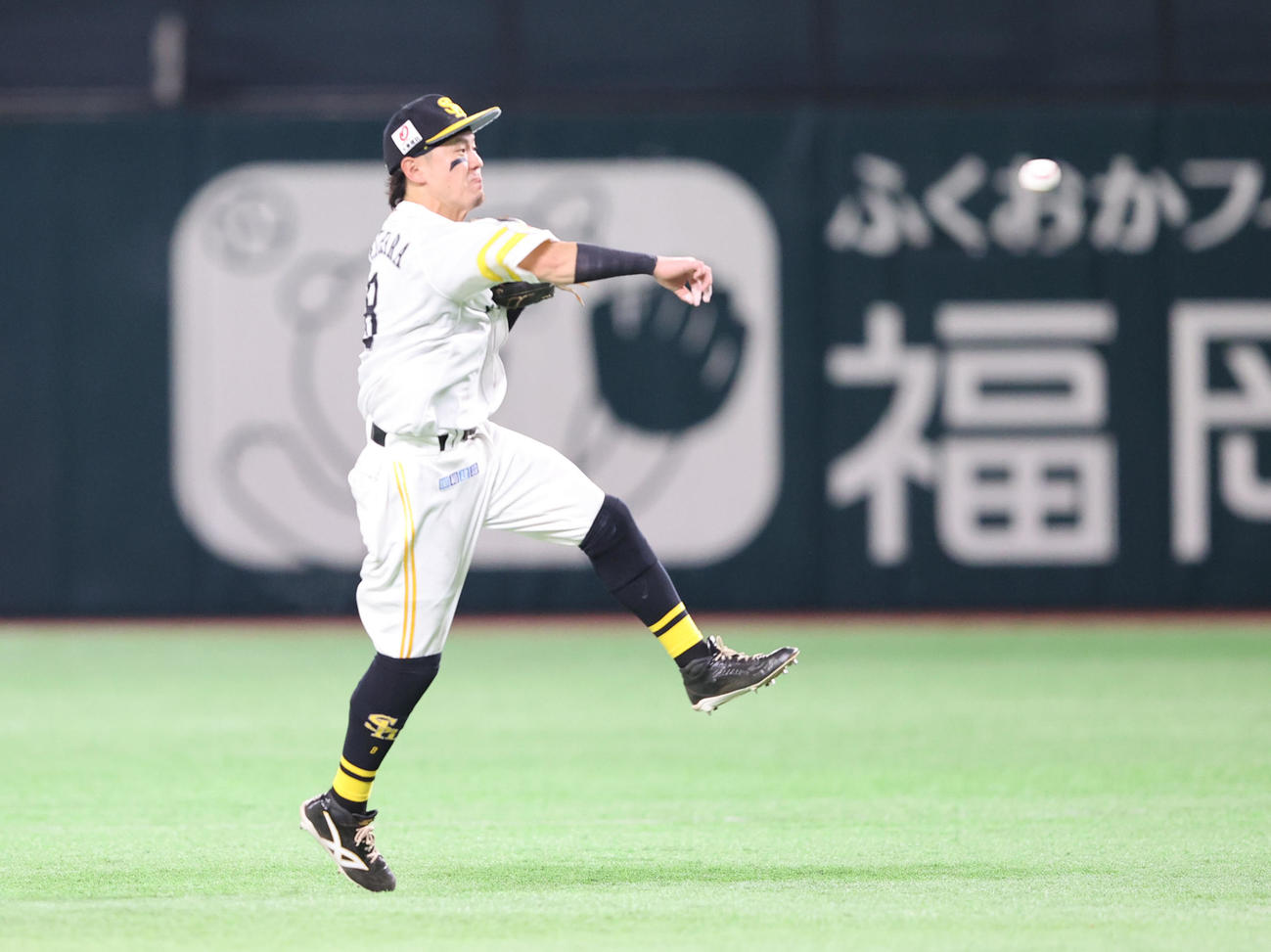 ソフトバンク対西武　6回表2死、西川愛也の打球を好捕する牧原大（撮影・鬼束羽瑠菜）