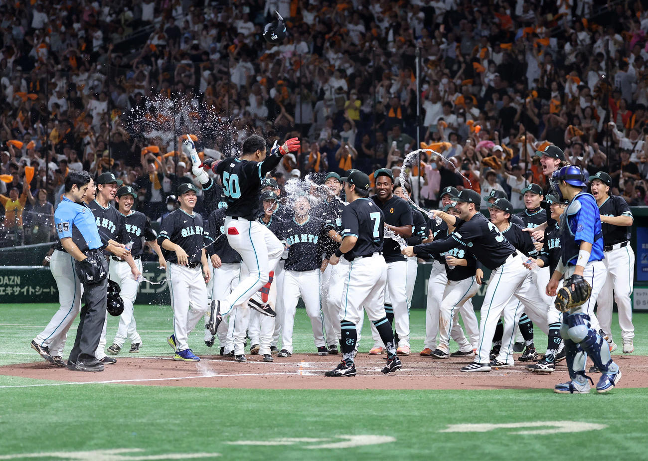 巨人対DeNA 12回表巨人2死、オコエのサヨナラ左中間ソロ本塁打を祝福する選手たち（撮影・鈴木正人）