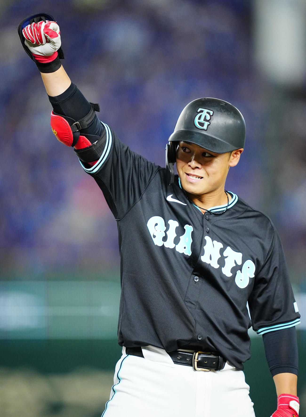 巨人対DeNA 9回裏巨人2死一、二塁、右翼に適時打を放ちガッツポーズする中山（撮影・垰建太）