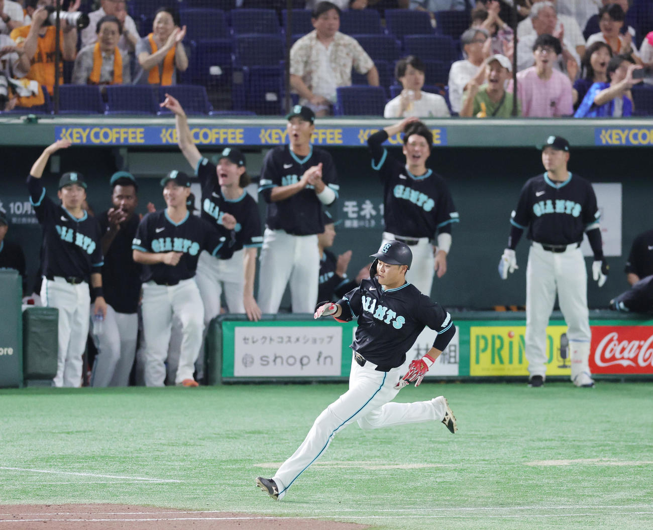 巨人対DeNA 9回裏巨人2死一、二塁、右前適時打を放つ中山（撮影・野上伸悟）