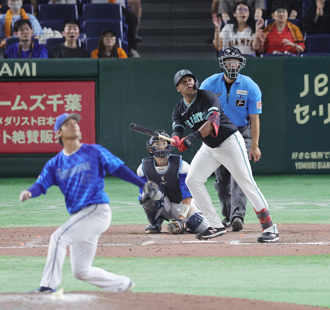 巨人対DeNA 12回裏巨人2死、佐々木から左越えサヨナラ本塁打を放つオコエ（撮影・野上伸悟）