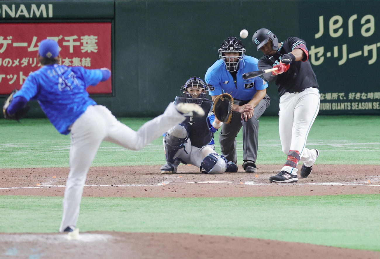 巨人対DeNA 12回裏巨人2死、佐々木から左越えサヨナラ本塁打を放つオコエ（撮影・野上伸悟）