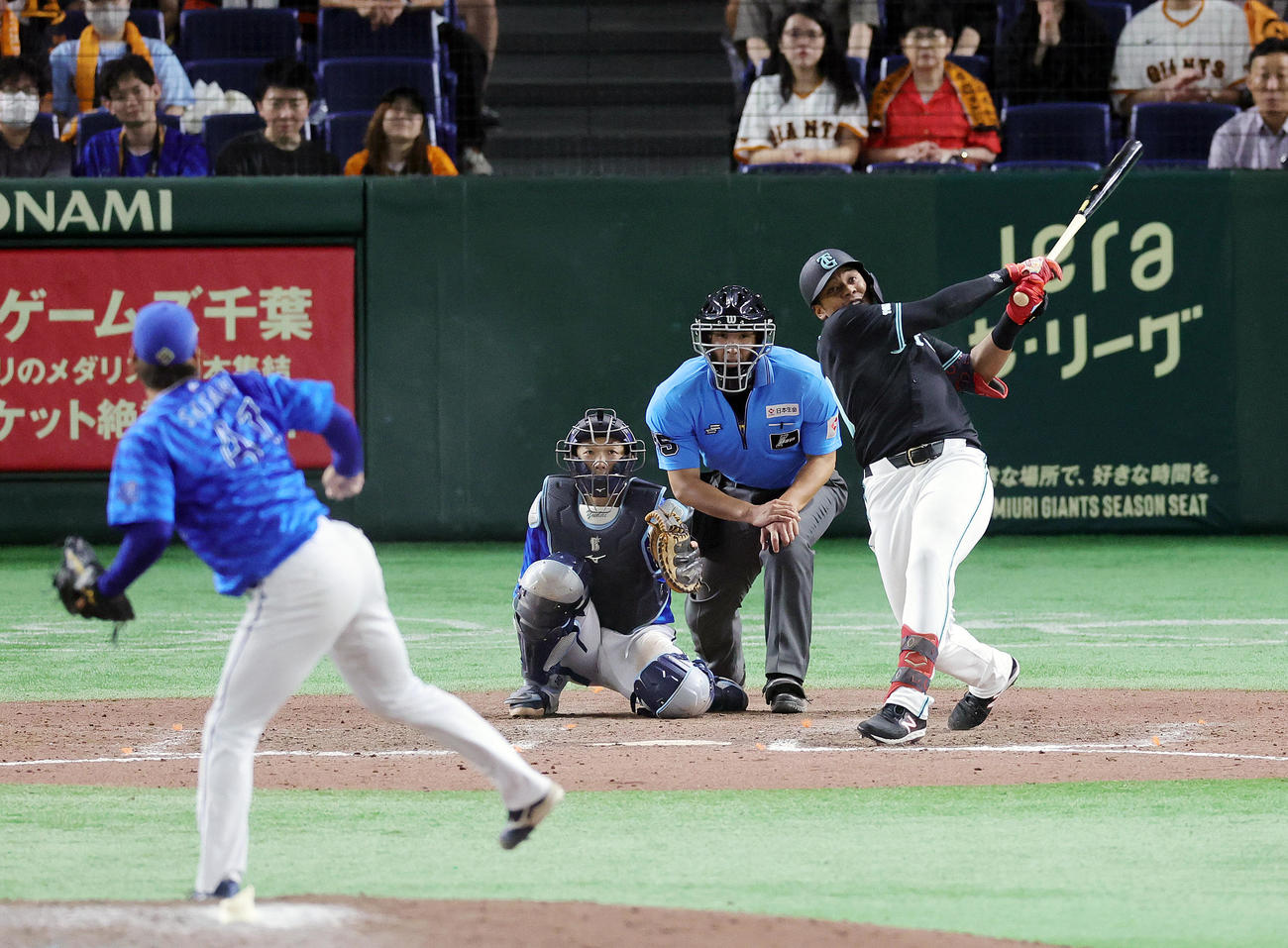 巨人対DeNA 12回裏巨人2死、佐々木から左越えサヨナラ本塁打を放つオコエ（撮影・野上伸悟）