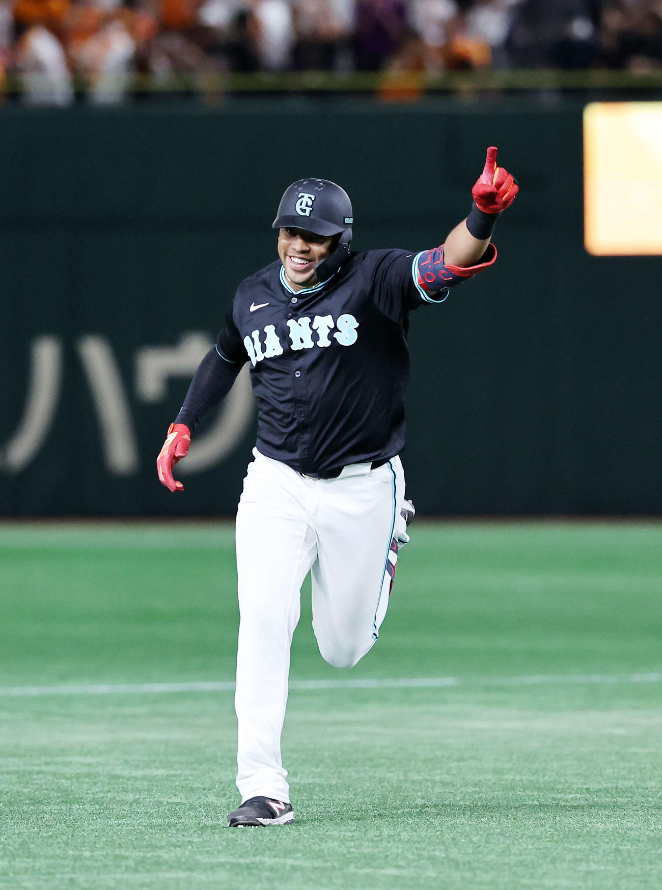 巨人対DeNA 12回裏巨人2死、オコエはサヨナラ本塁打を放ちポーズを決める（撮影・鈴木正人）