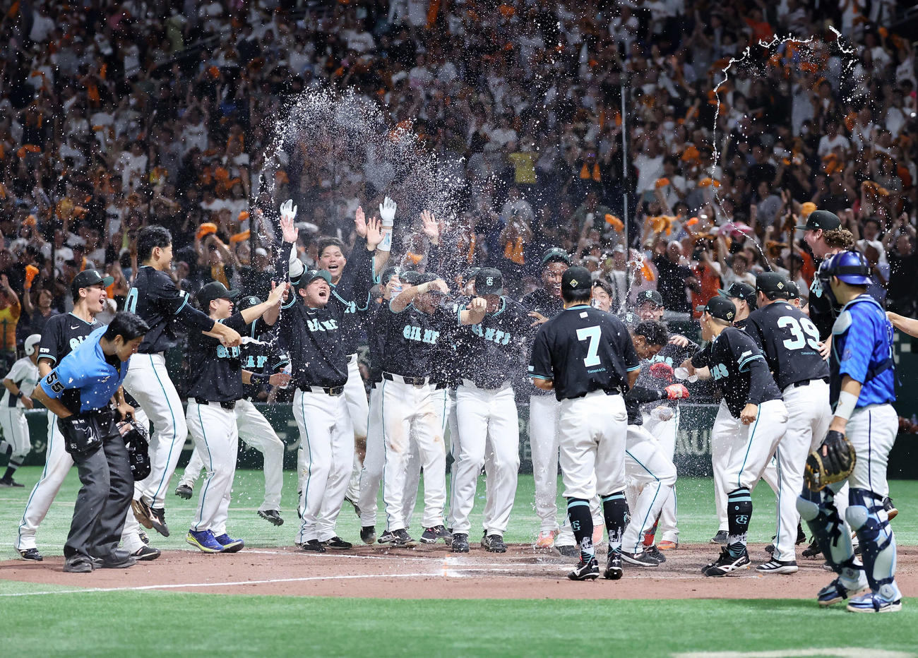 巨人対DeNA 12回表巨人2死、オコエのサヨナラ左中間ソロ本塁打を祝福する選手たち（撮影・鈴木正人）