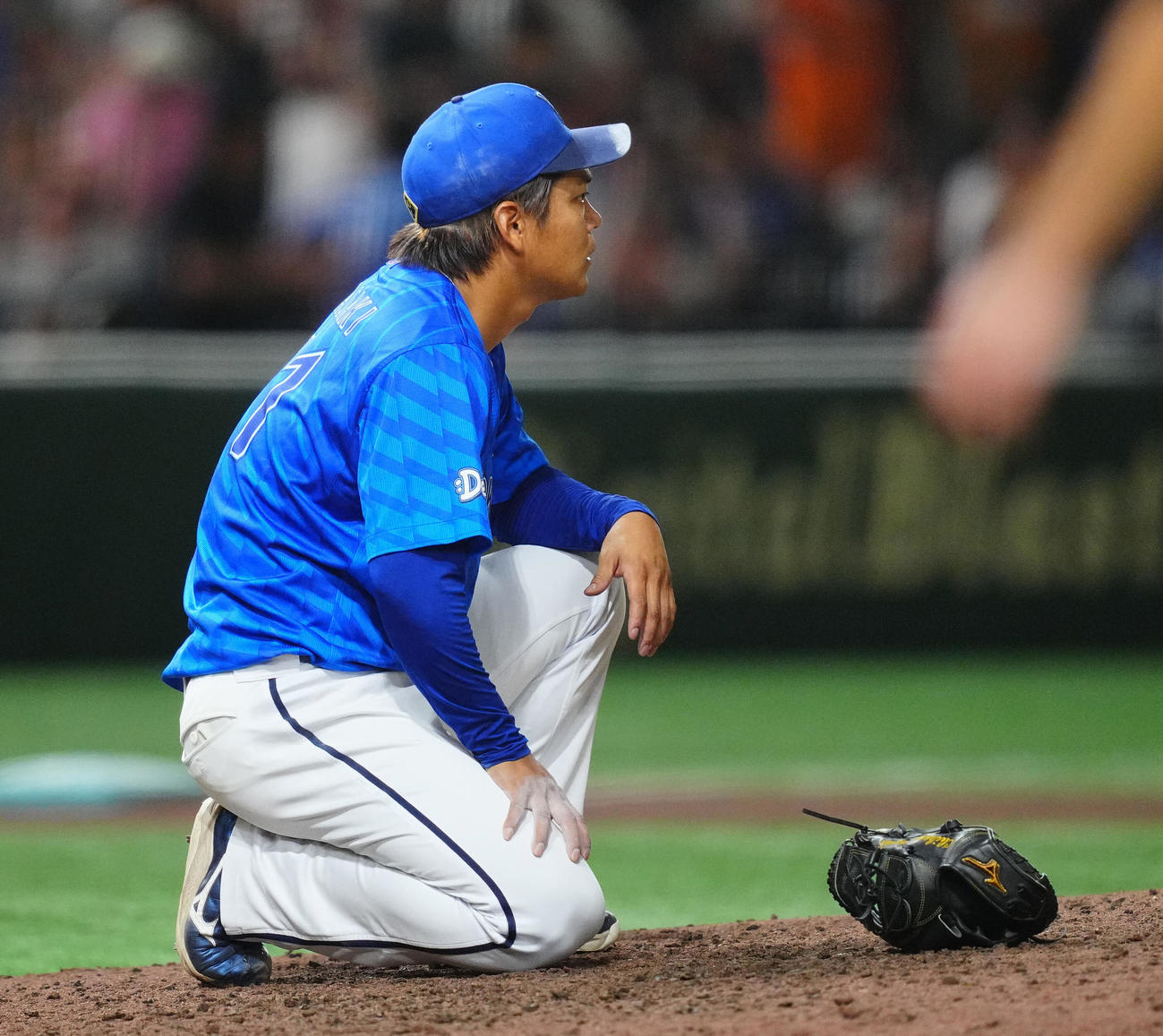 巨人対DeNA 12回裏巨人2死、オコエ瑠偉にサヨナラ本塁打を浴びぼうぜんと座り込む佐々木（撮影・垰建太）