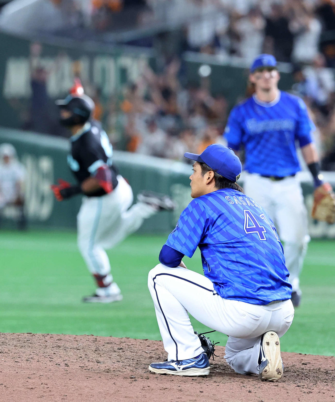 巨人対DeNA 12回裏巨人2死、オコエ（左）にサヨナラ本塁打を放たれ、膝を付くDeNA佐々木（撮影・鈴木正人）