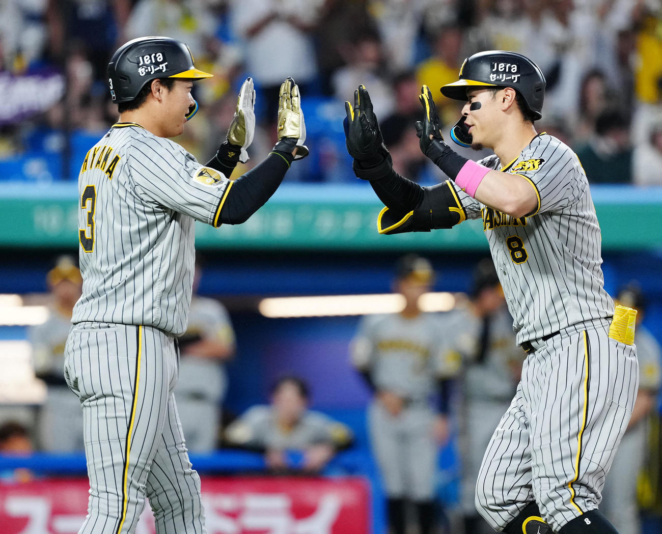ヤクルト対阪神　1回表阪神1死一塁、2点本塁打を放ち大山（左）とタッチを交わす佐藤輝（撮影・江口和貴）