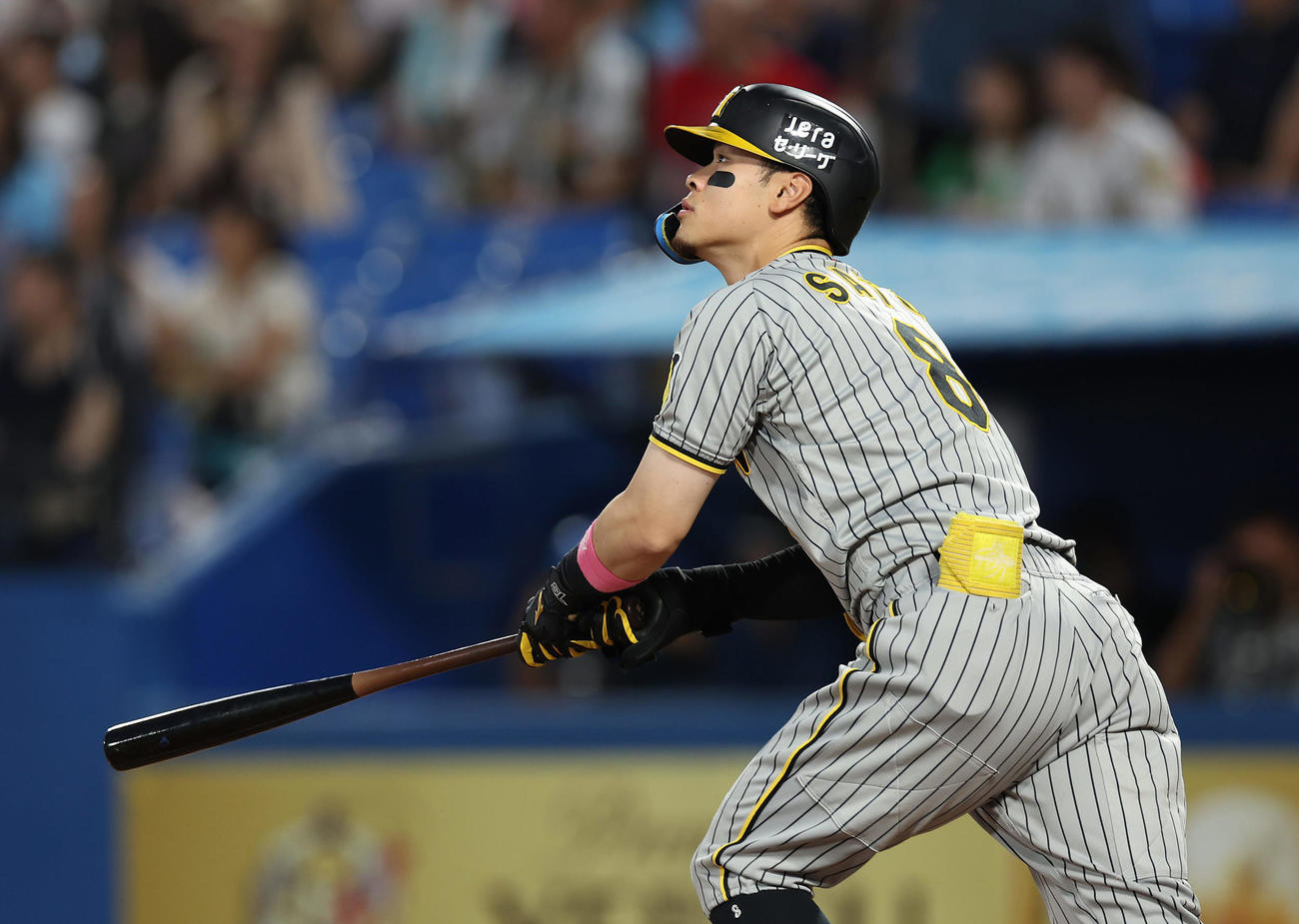 ヤクルト対阪神　1回表阪神1死一塁、左中間へ2点本塁打を放つ佐藤輝（撮影・前田充）