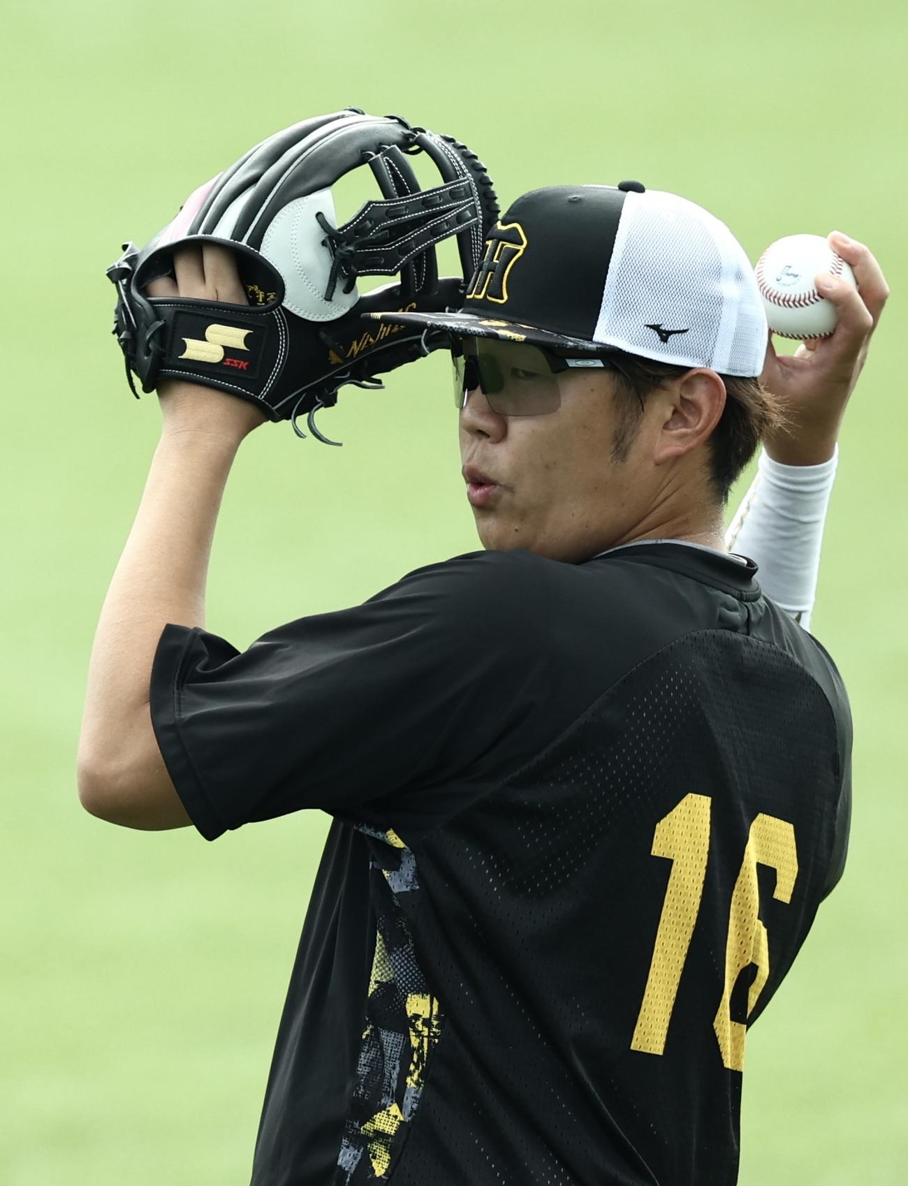ヤクルト対阪神　試合前、キャッチボールする阪神西勇（撮影・河田真司）