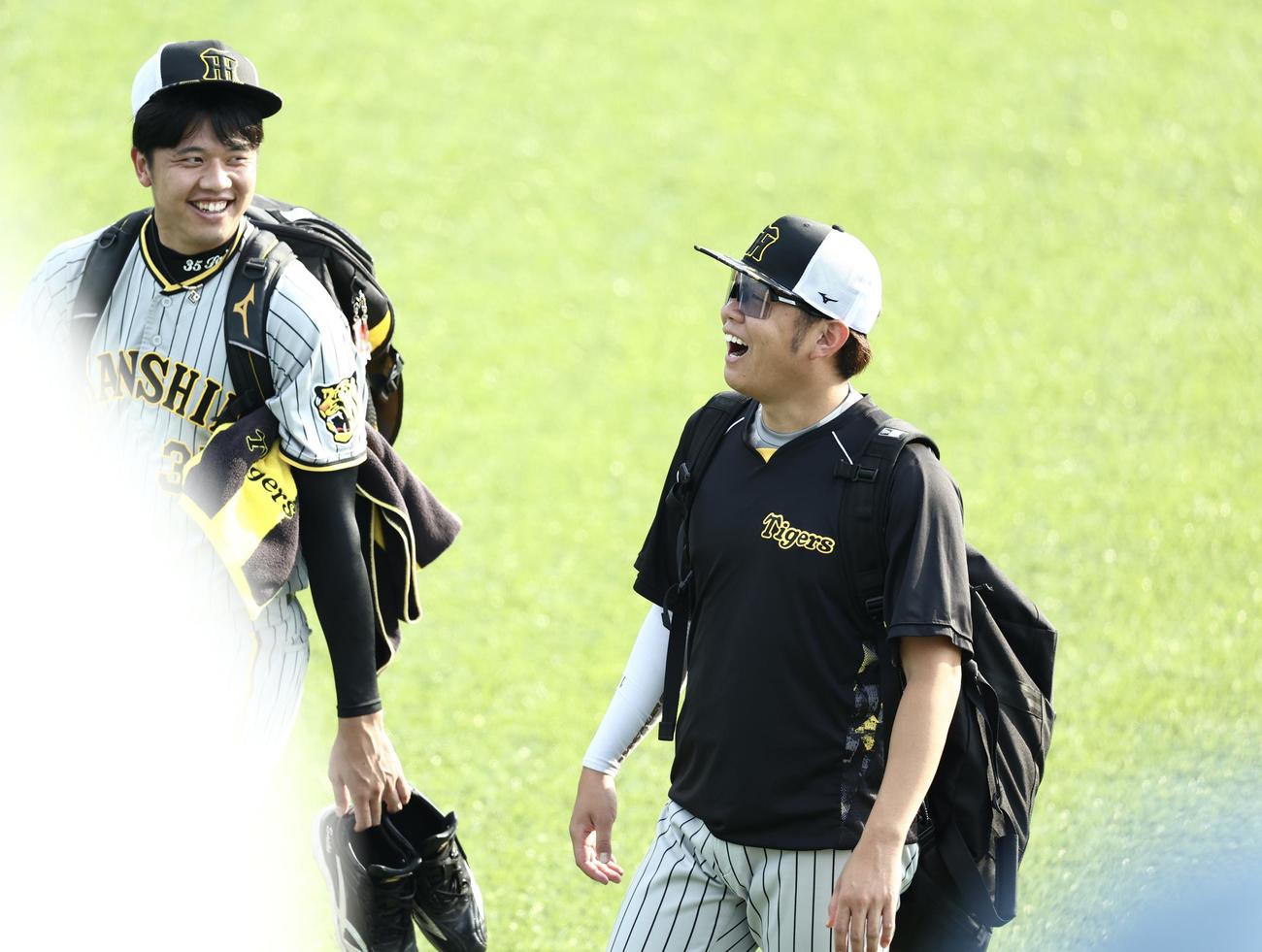 ヤクルト対阪神　試合前、才木（左）と笑顔で言葉を交わす阪神西勇（撮影・河田真司）