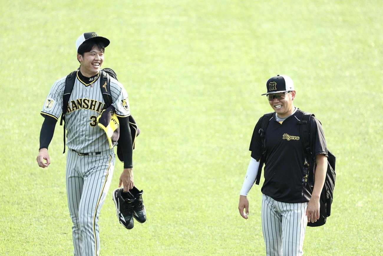 ヤクルト対阪神　試合前、笑顔で言葉を交わす阪神才木（左）と西勇（撮影・河田真司）