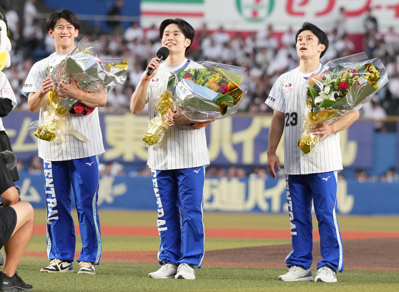 ロッテ対楽天　セレモニアルピッチを終えあいさつするパリ五輪体操男子日本代表の萱（中央）。左は橋本、右は谷川航（撮影・鈴木みどり）