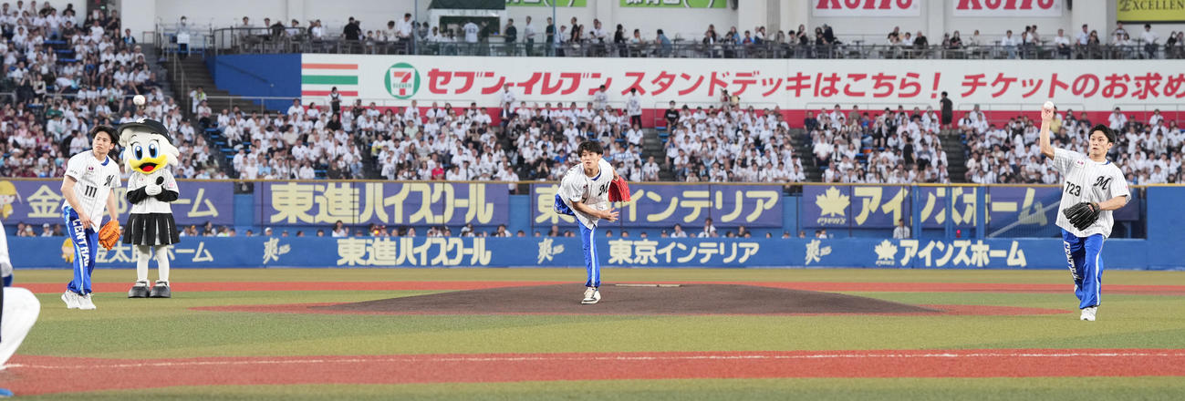 ロッテ対楽天　セレモニアルピッチで投球するパリ五輪体操男子日本代表の、左から萱、橋本、谷川航（撮影・鈴木みどり）