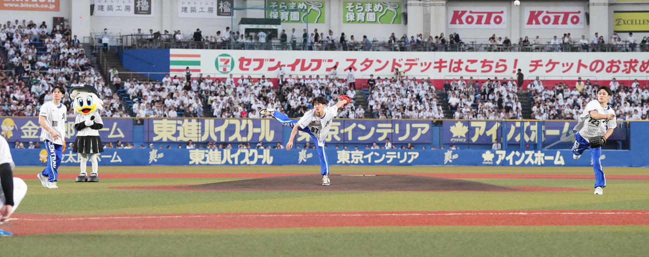 ロッテ対楽天　セレモニアルピッチで投球するパリ五輪体操男子日本代表の、左から萱、橋本、谷川航（撮影・鈴木みどり）