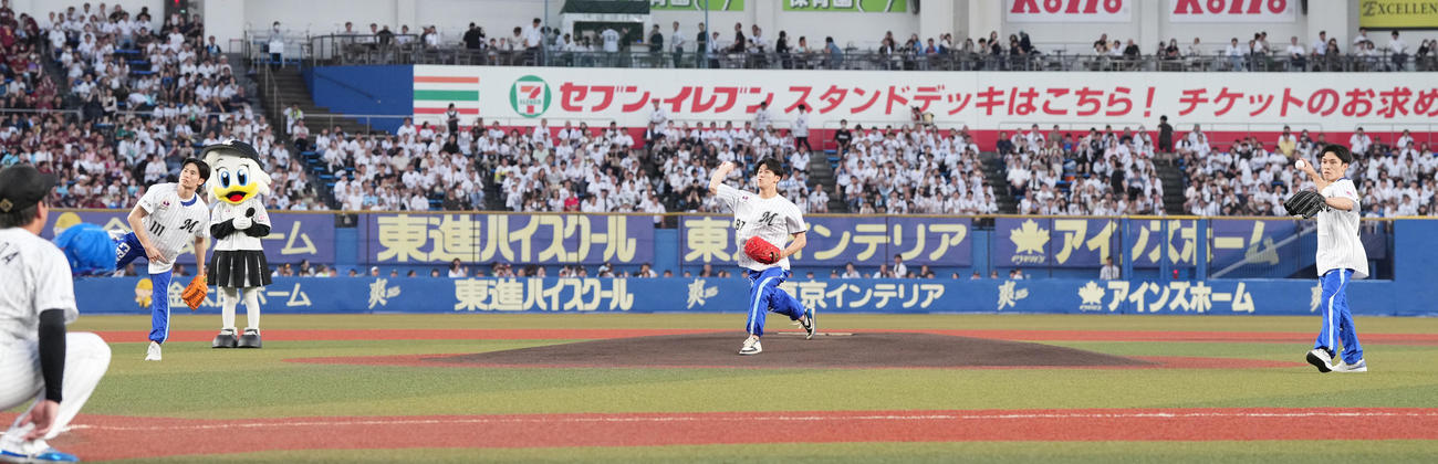ロッテ対楽天　セレモニアルピッチで投球するパリ五輪体操男子日本代表の、左から萱、橋本、谷川航（撮影・鈴木みどり）