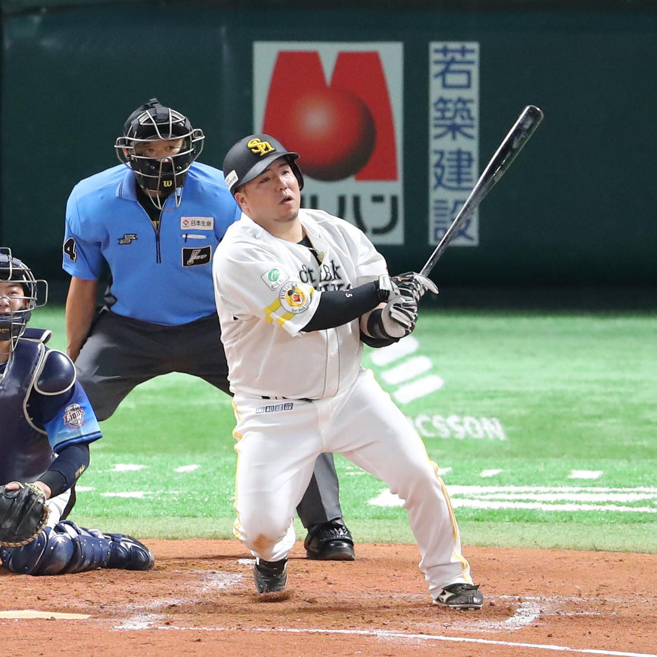 ソフトバンク対西武　3回裏ソフトバンク2死一塁、山川は左前安打を放つ（撮影・梅根麻紀）
