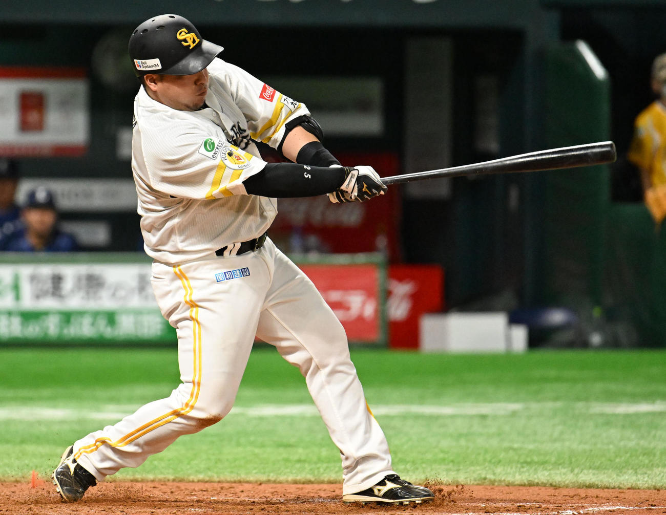 ソフトバンク対西武　5回裏ソフトバンク2死一塁、山川は安打を放つ（撮影・林敢治）