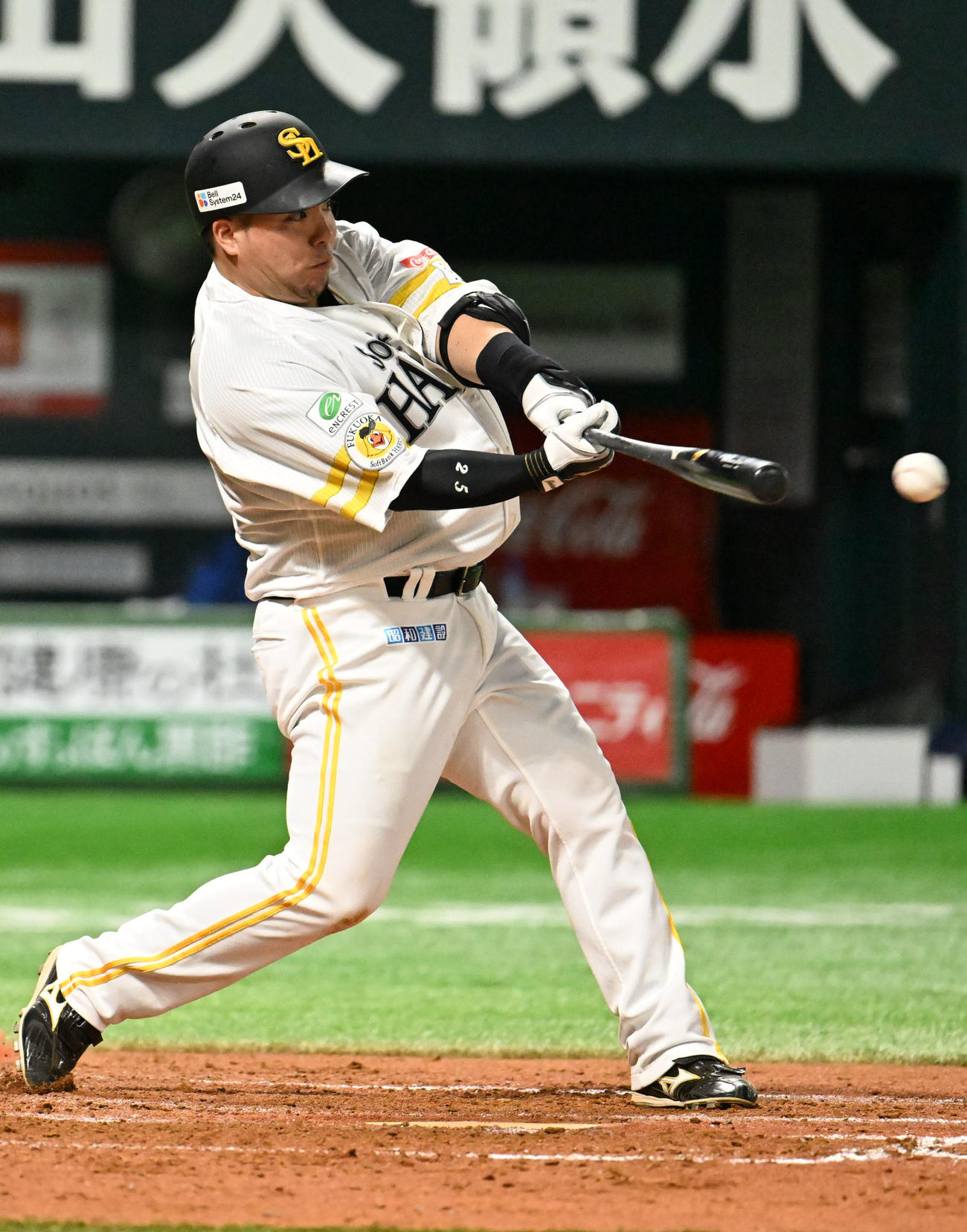 ソフトバンク対西武　3回裏ソフトバンク2死一塁、山川は安打を放つ（撮影・林敢治）