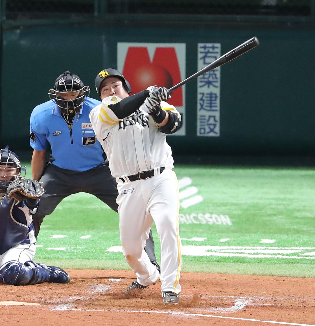 ソフトバンク対西武　3回裏ソフトバンク2死一塁、山川は左前安打を放つ（撮影・梅根麻紀）