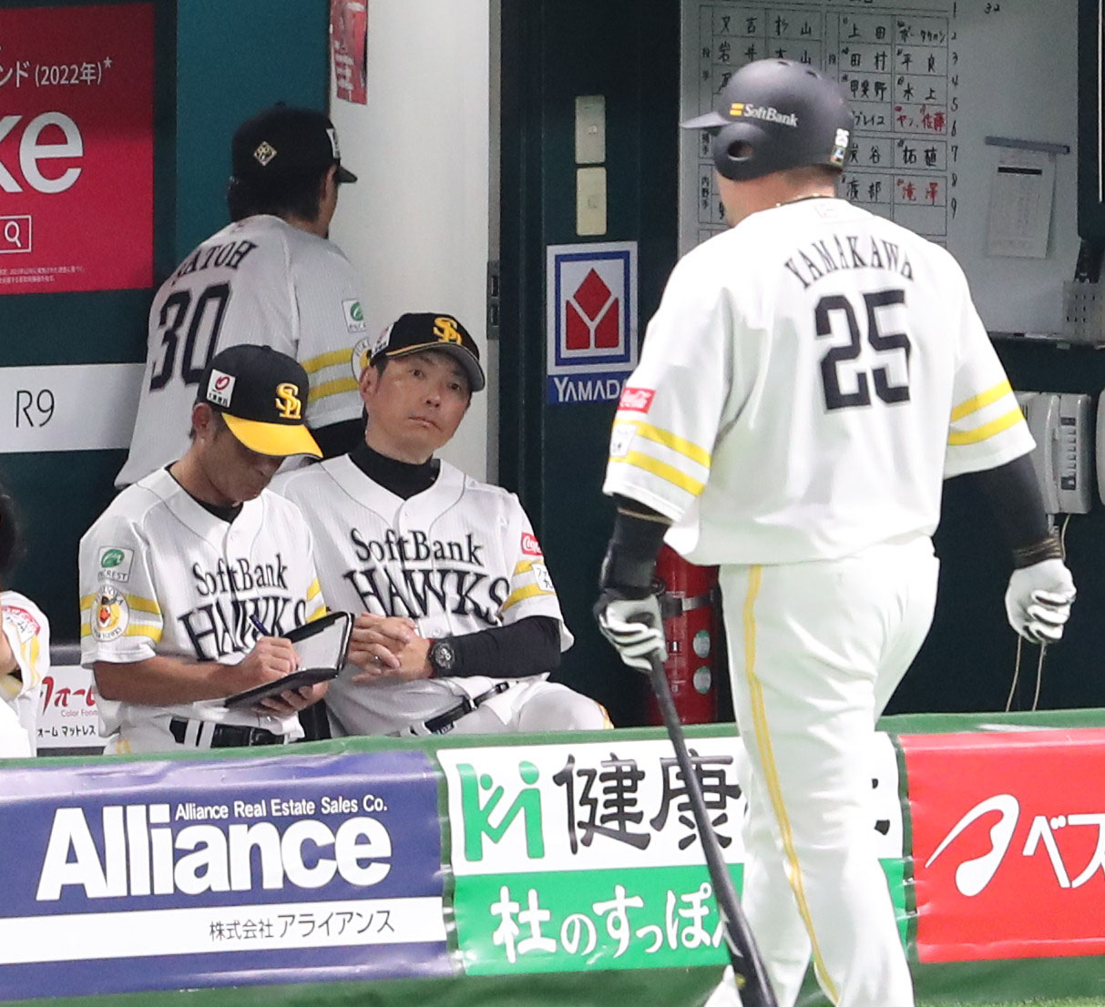 ソフトバンク対西武　1回裏ソフトバンク2死二塁、山川は空振りの三振に終わる、ベンチで戦況を見守る小久保監督（撮影・梅根麻紀）