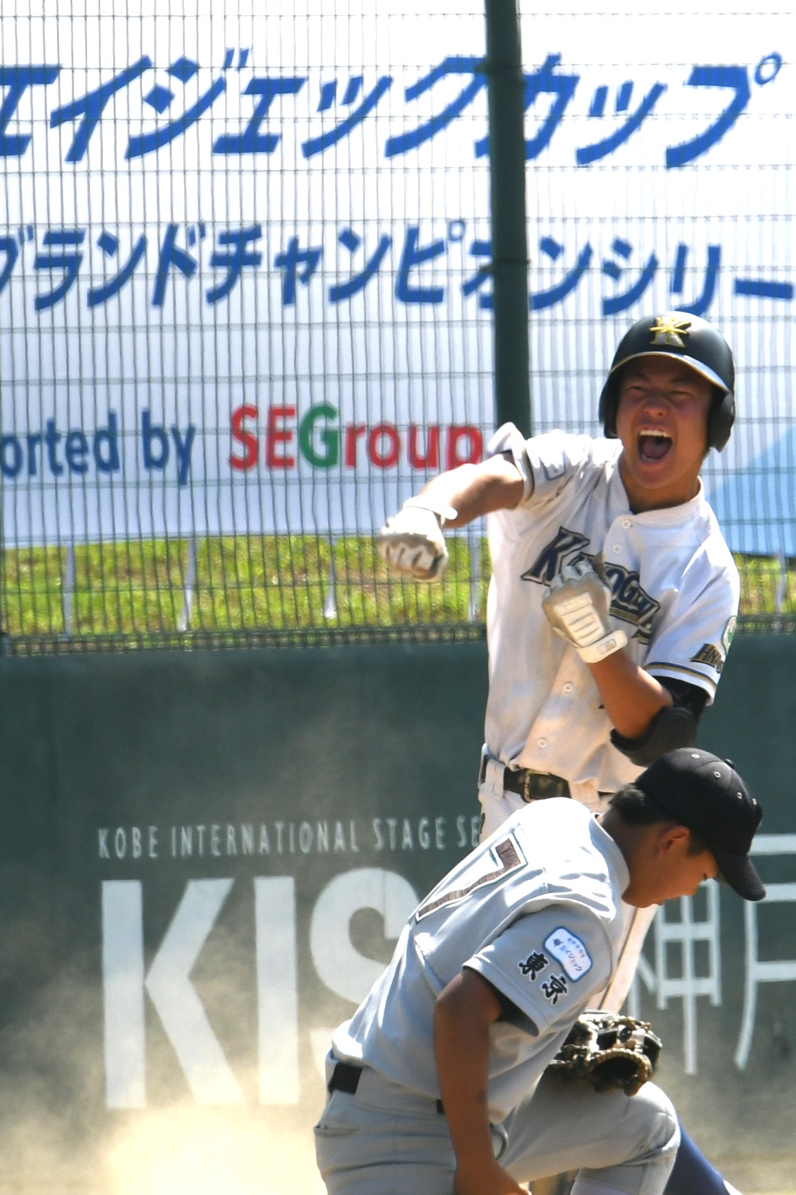 兵庫加古川ヤング1死二、三塁、同点の三塁打を放った植木はベース上でガッツポーズ
