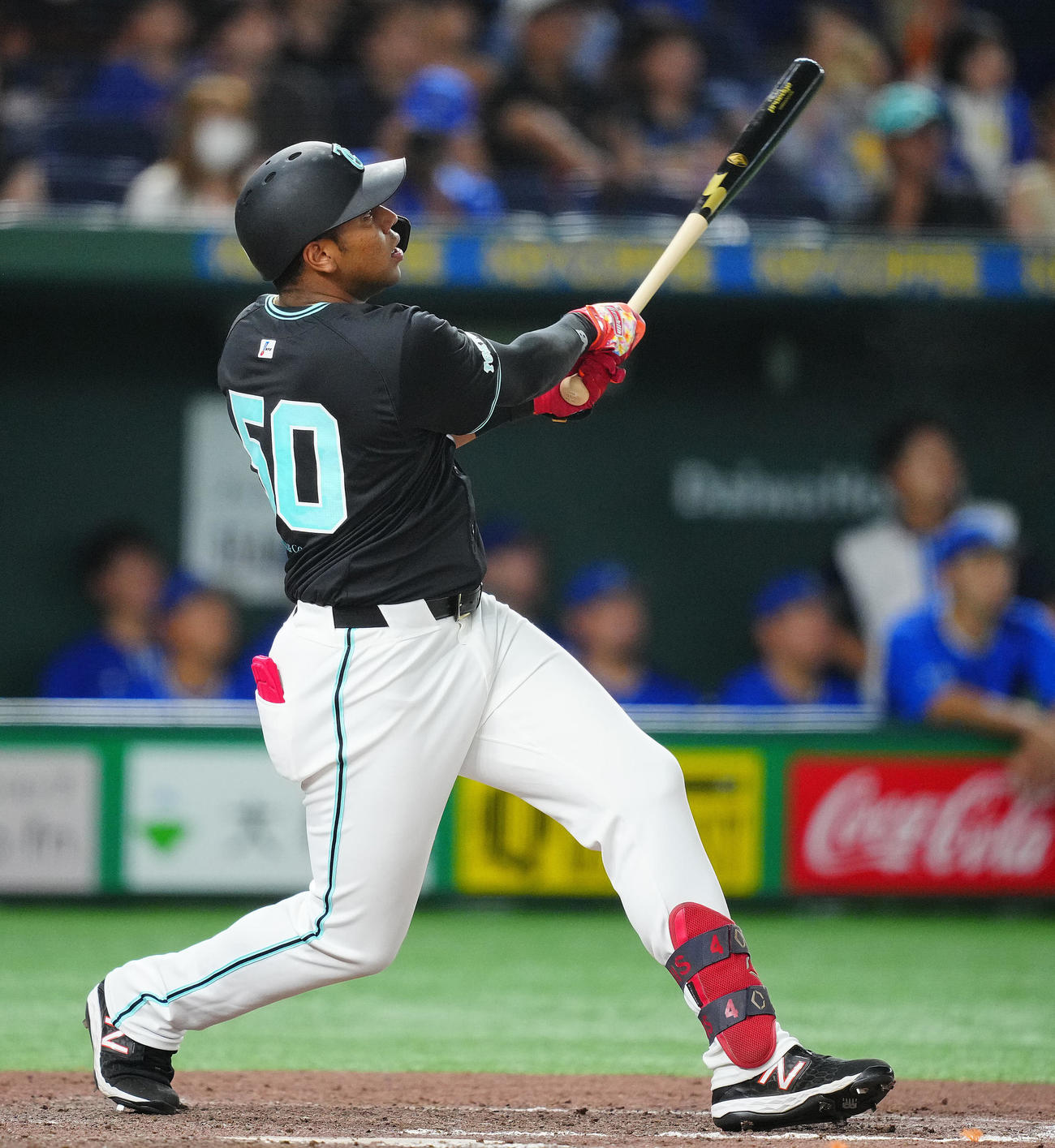 巨人対DeNA 12回裏巨人2死、左中間にサヨナラのソロ本塁打を放つオコエ（撮影・垰建太）