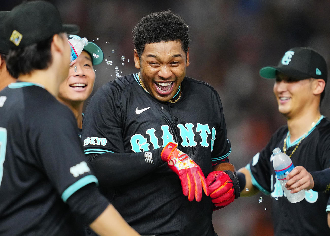巨人対DeNA 12回裏巨人2死、サヨナラ本塁打を放ちナインの手荒い祝福を受けるオコエ（中央）（撮影・垰建太）