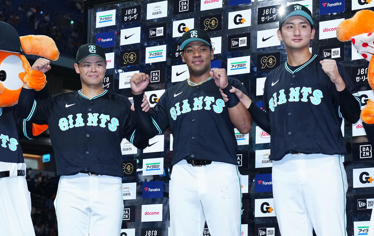 巨人対DeNA　サヨナラ勝ちしお立ち台で写真に納まる、左からオコエ、中山、横川（撮影・垰建太）