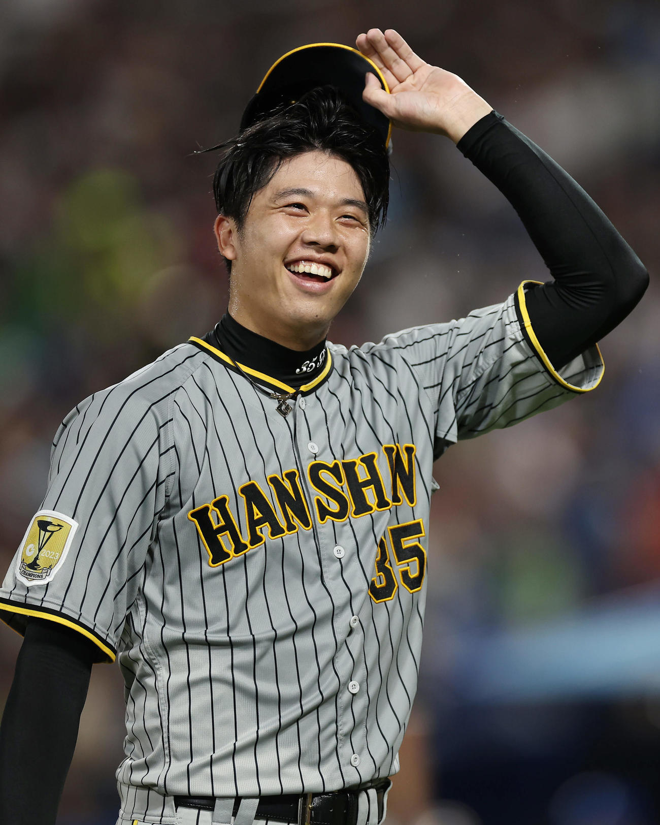 ヤクルト対阪神　2回裏のヤクルト打線を抑え、笑顔を見せながらベンチへ戻る阪神才木（撮影・前田充）