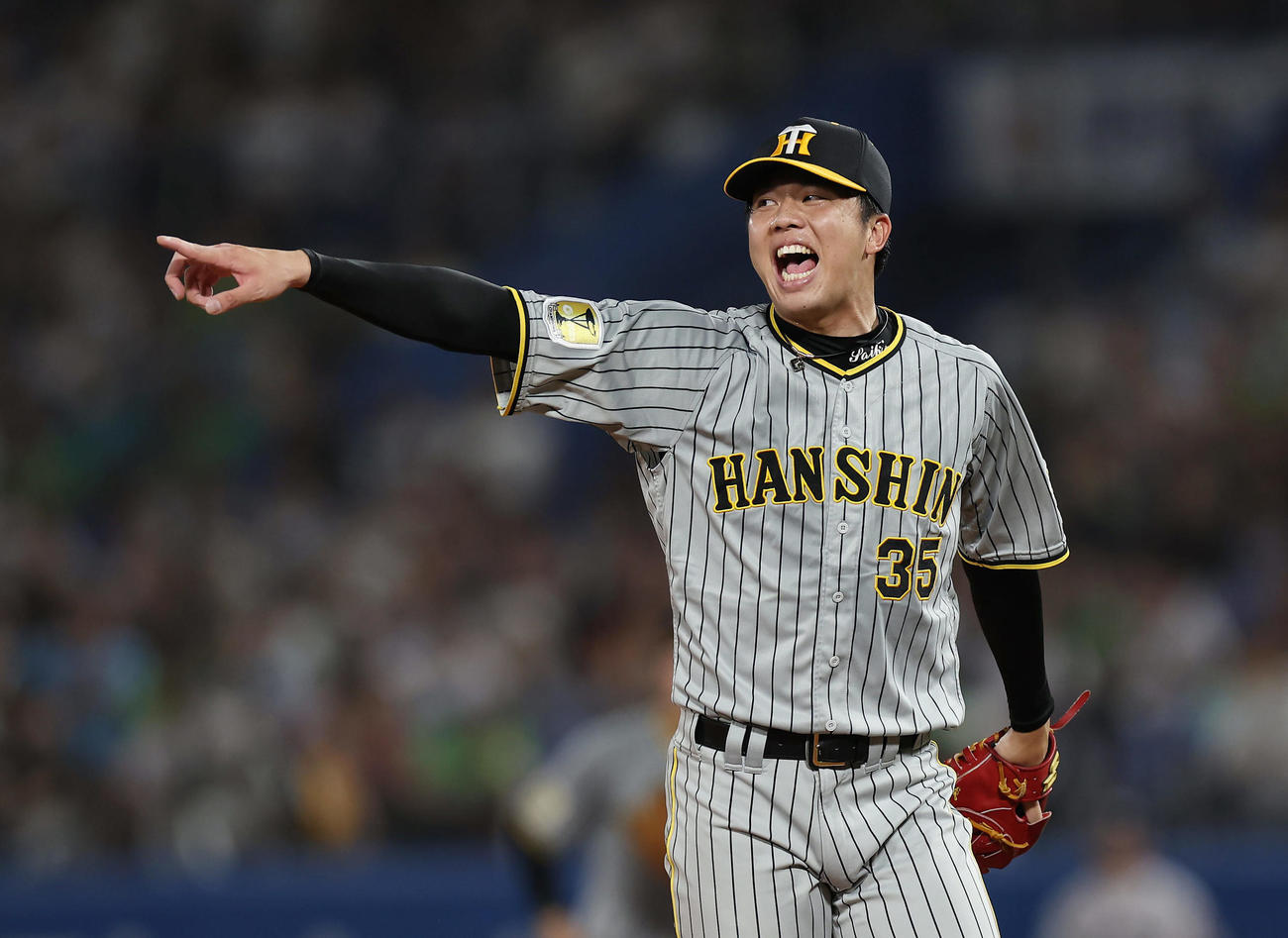 ヤクルト対阪神　4回裏ヤクルト1死二塁、村上が三飛に打ち上げ声を出す才木（撮影・前田充）
