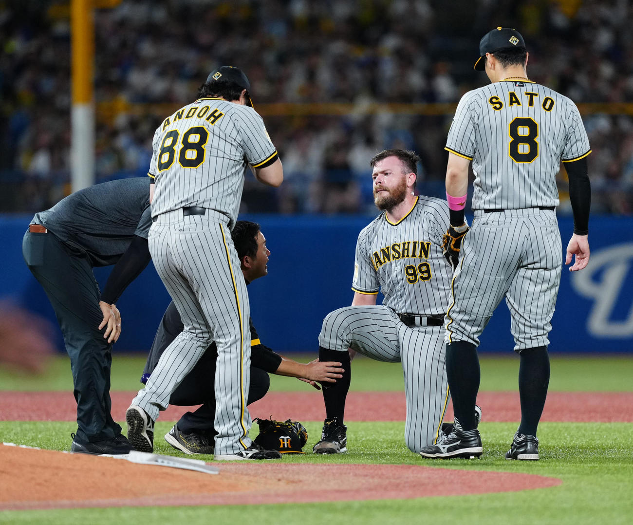 ヤクルト対阪神　3回裏、ヤクルト西川の打球が足に当たった阪神先発のビーズリー（中央右）（2024年9月6日撮影）