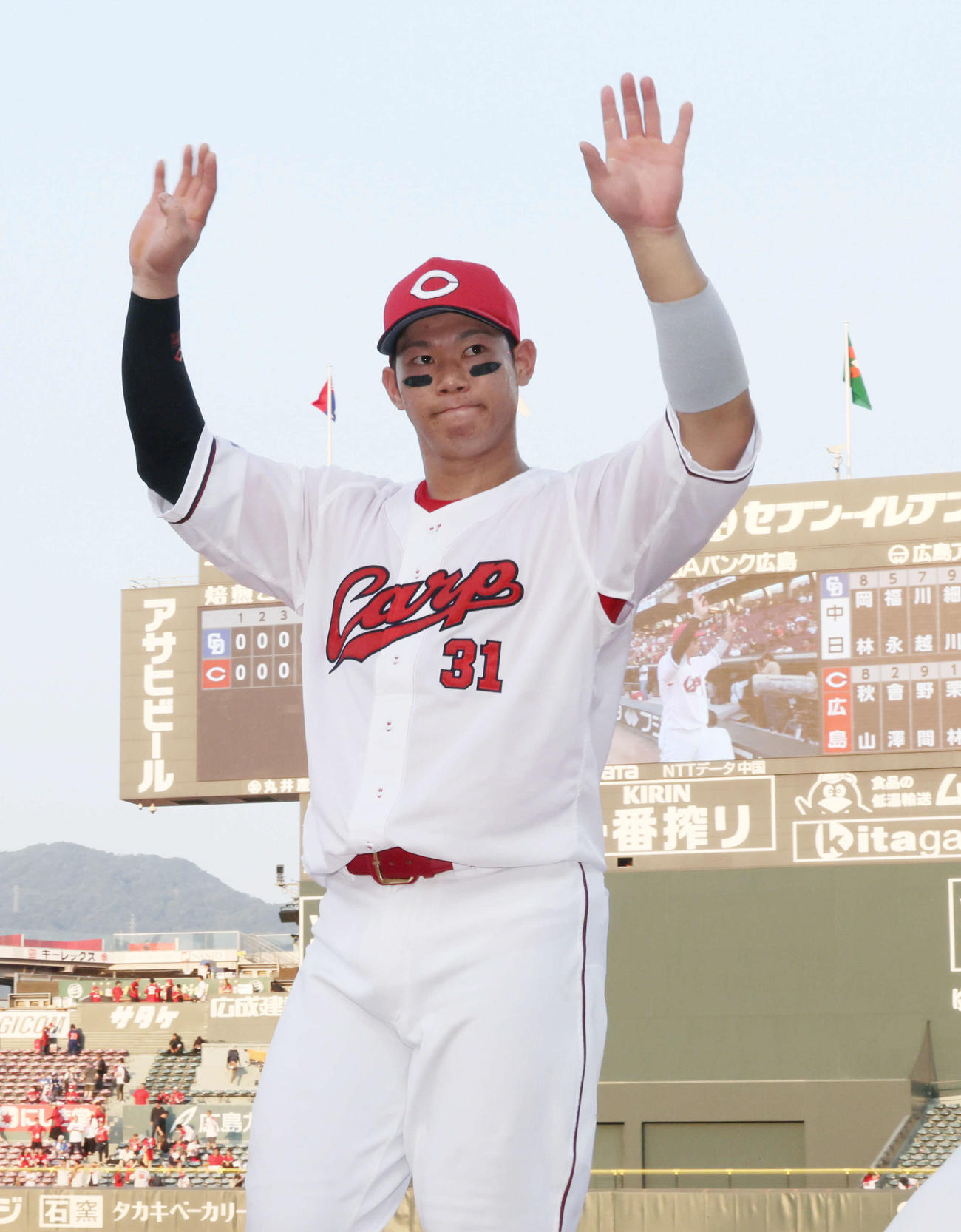 広島対中日　ファンの声援に応える坂倉（撮影・加藤孝規）