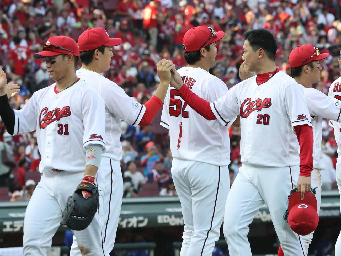 広島対中日　九里にウイニングボールを渡す栗林（右）（撮影・加藤孝規）