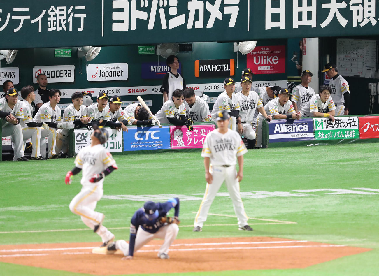 ソフトバンク対西武　9回裏ソフトバンク2死一、二塁、今宮は遊ゴロに終わる、ガックリのソフトバンクナイン（撮影・梅根麻紀）