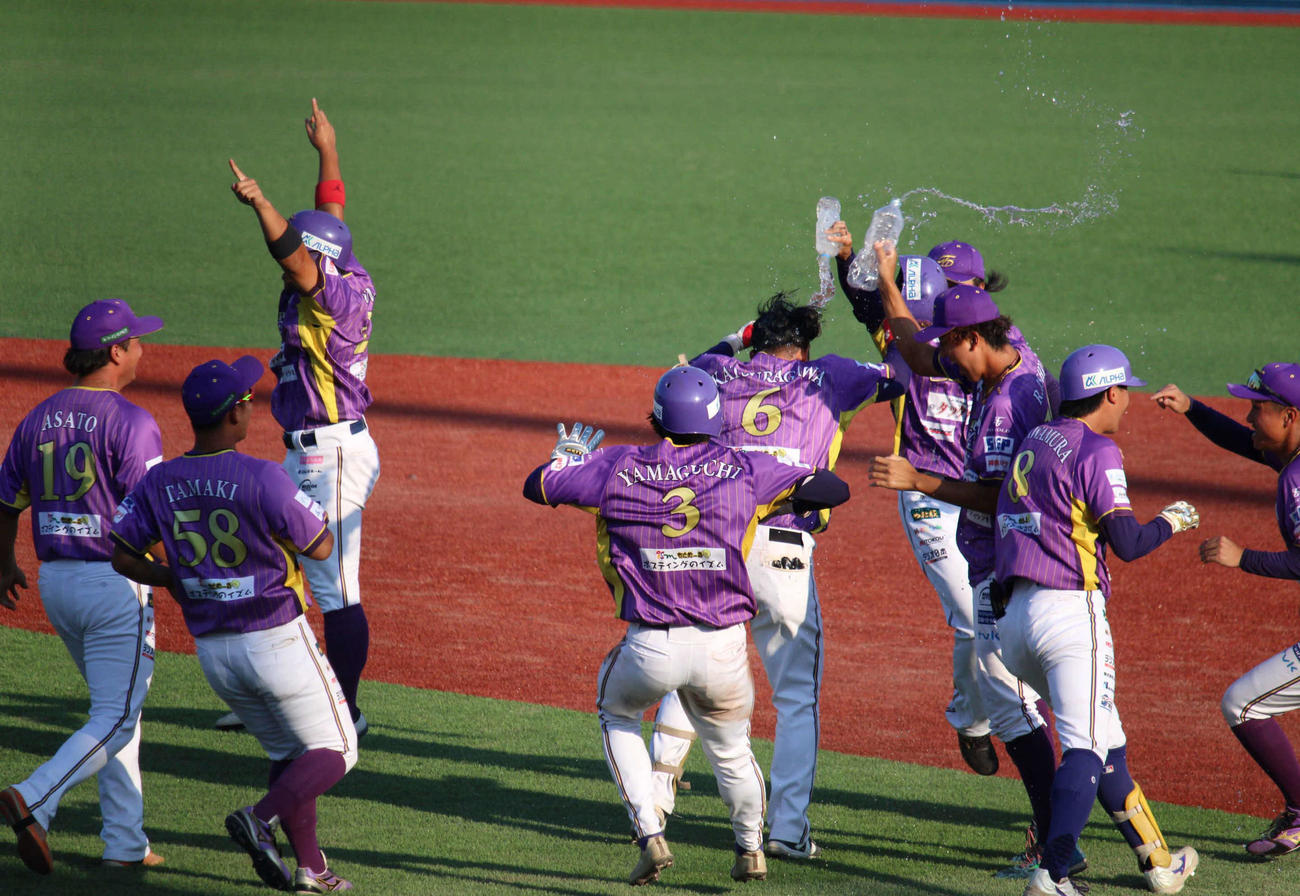桂川（背番号6）のサヨナラ打でプレーオフ・ファイナルステージ進出を決めたBC神奈川（撮影・金子真仁）