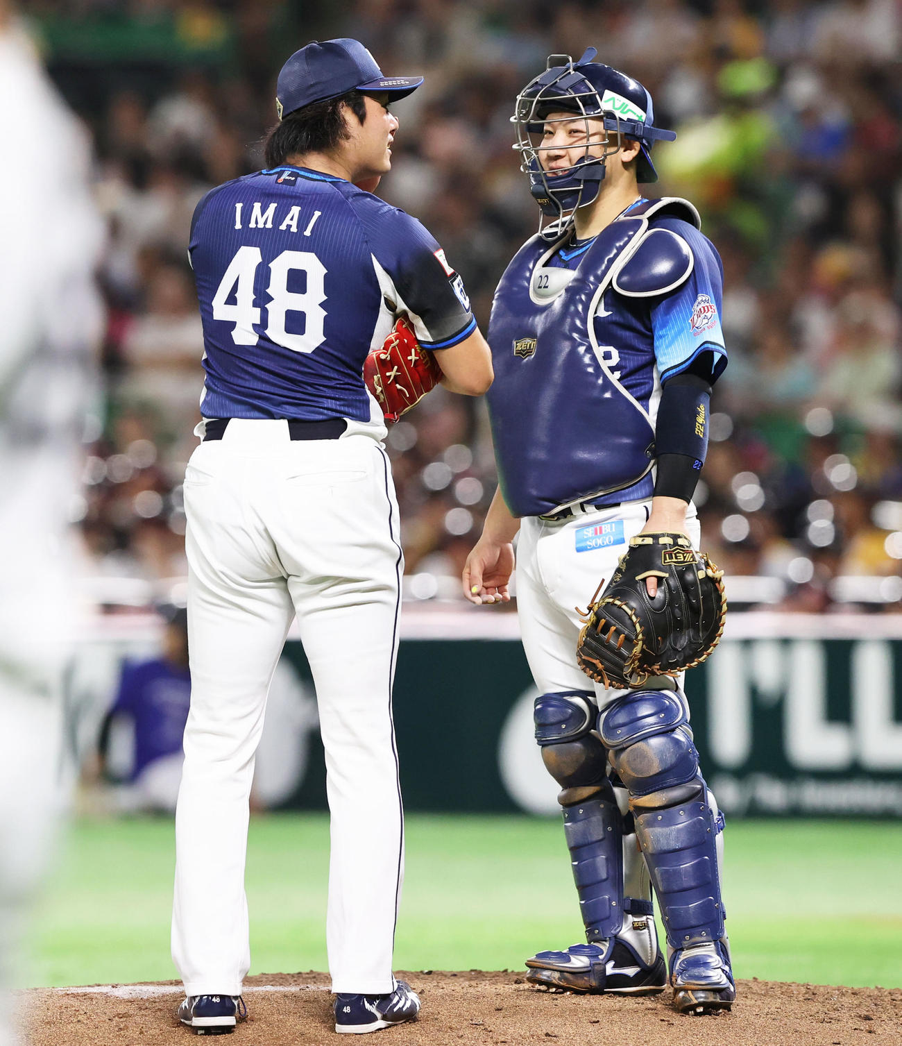 ソフトバンク対西武　3回裏ソフトバンク2死一、二塁、今井（左）に声を掛ける古賀（撮影・鬼束羽瑠菜）