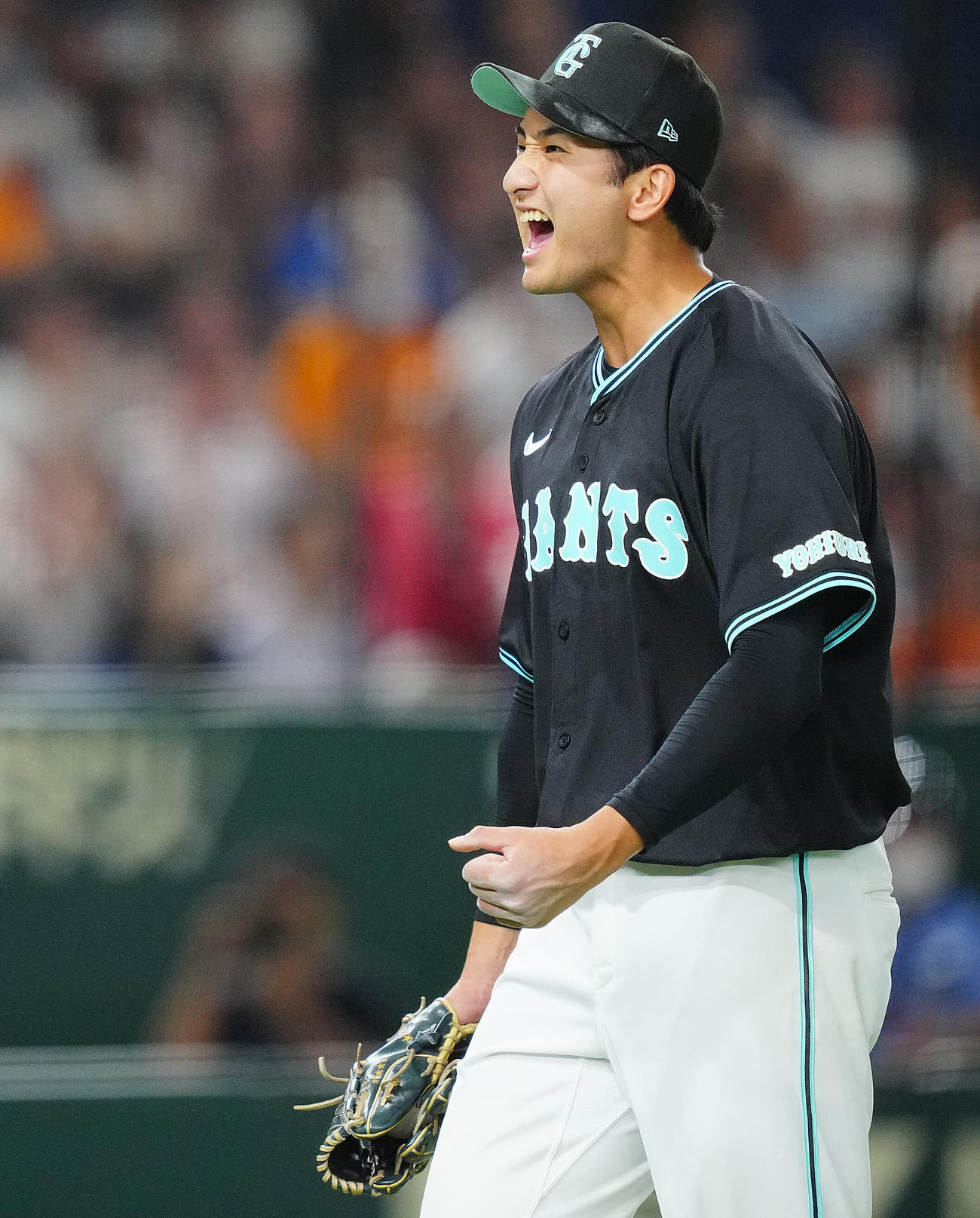 巨人対DeNA 11回表DeNA1死一塁、リプレー検証の結果、京田を一ゴロ併殺とした横川は雄たけびを上げる（撮影・垰建太）
