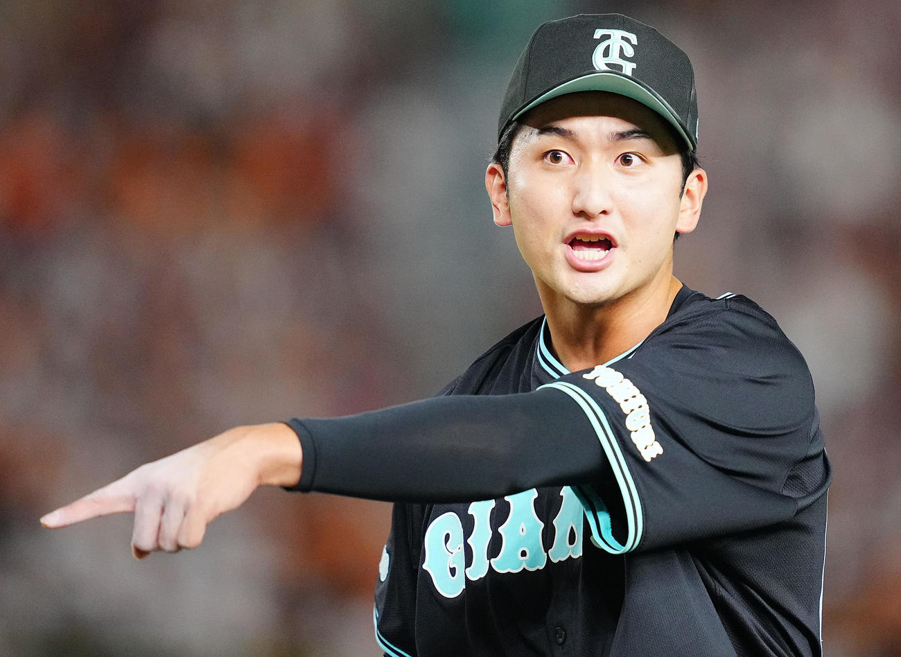 巨人対DeNA 11回表DeNA1死一塁、京田の一ゴロでベースカバーに入った横川は審判に目を見開きアピールする（撮影・垰建太）