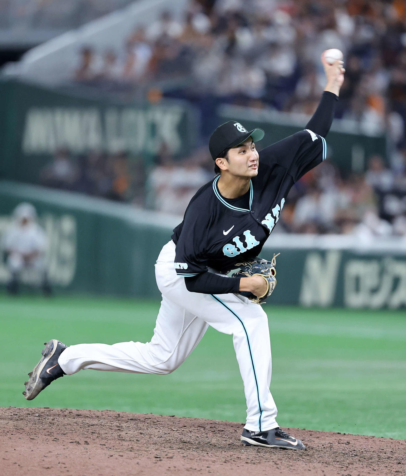 巨人対DeNA　力投する巨人7番手の横川（撮影・鈴木正人）