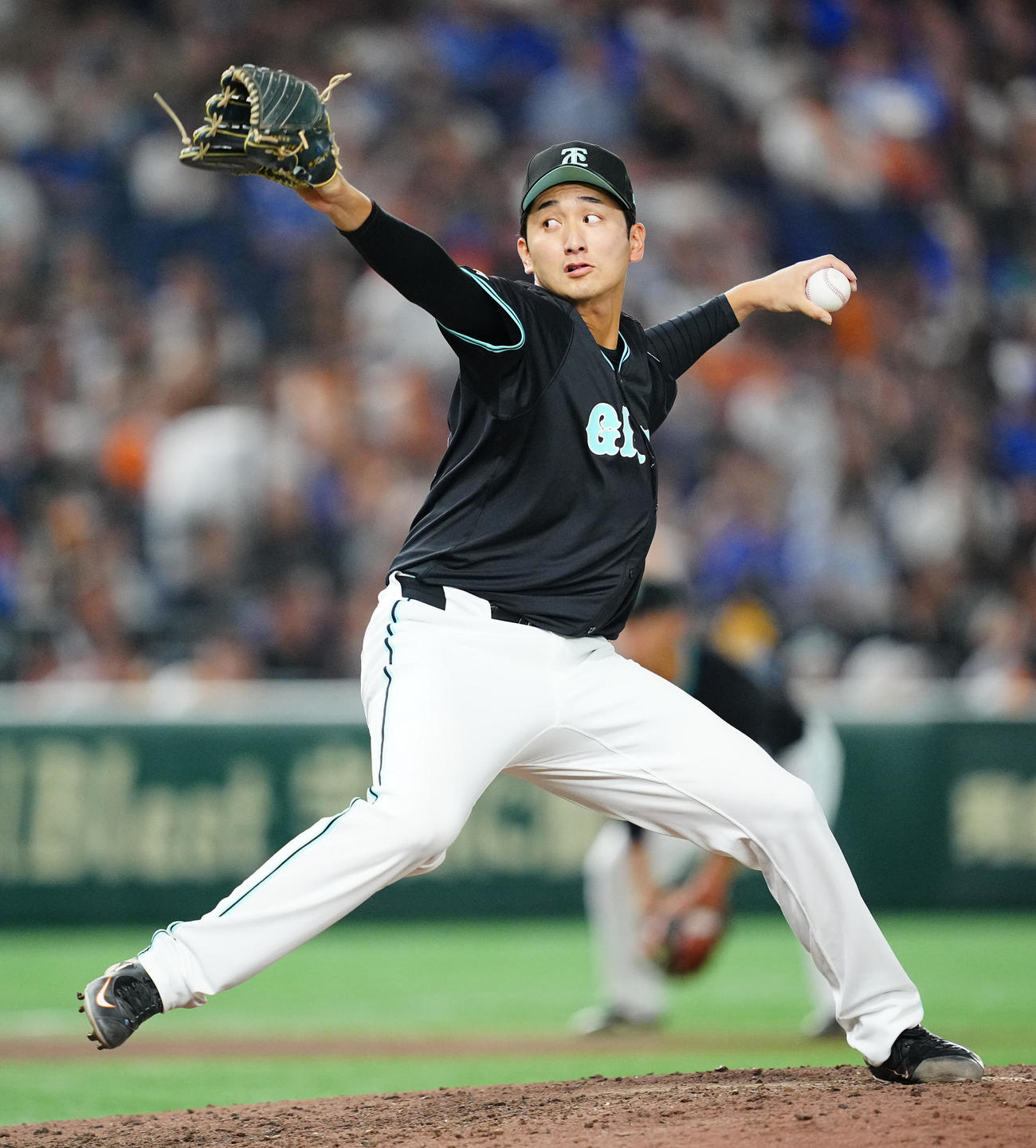 巨人対DeNA 11回表、巨人6番手で登板し力投する横川（撮影・垰建太）