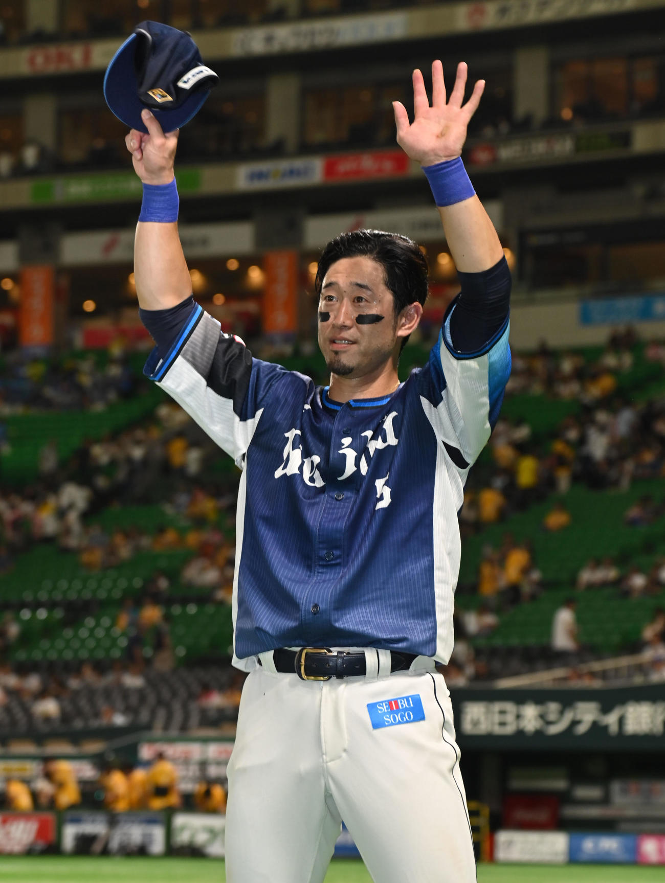 ソフトバンク対西武　ファンの声援に応える外崎（撮影・林敢治）