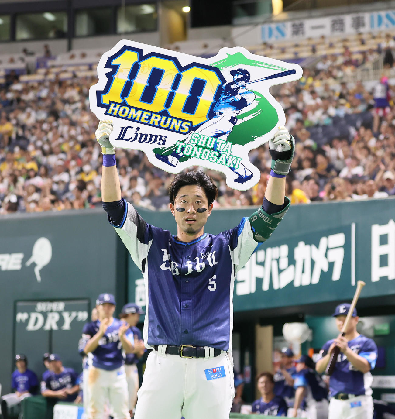 ソフトバンク対西武　9回表西武1死、右越えに勝ち越し本塁打を放ち、通算100本塁打を達成した外崎（撮影・鬼束羽瑠菜）