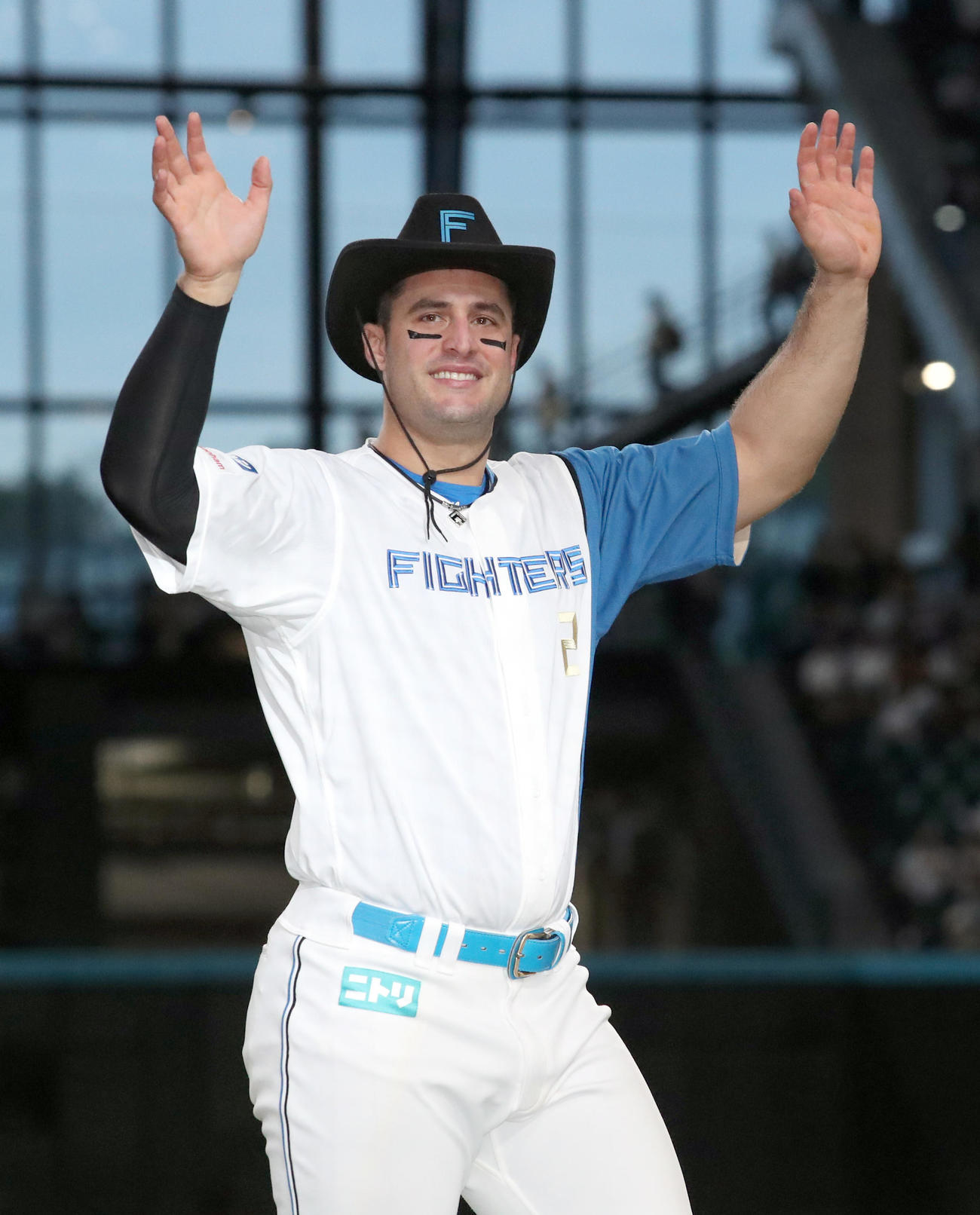 日本ハム対オリックス　試合終了後、グラウンドを一周する日本ハム・マルティネス（撮影・佐藤翔太）