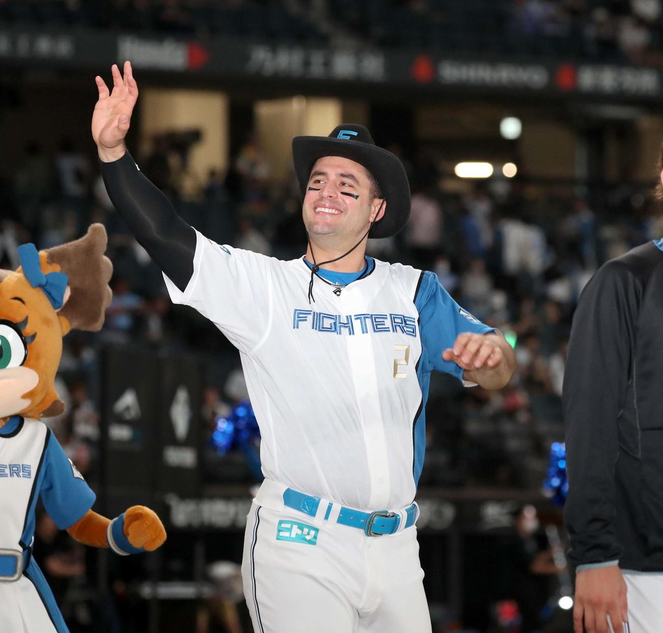 日本ハム対オリックス　試合後、スタンドに手を振るマルティネス（撮影・黒川智章）