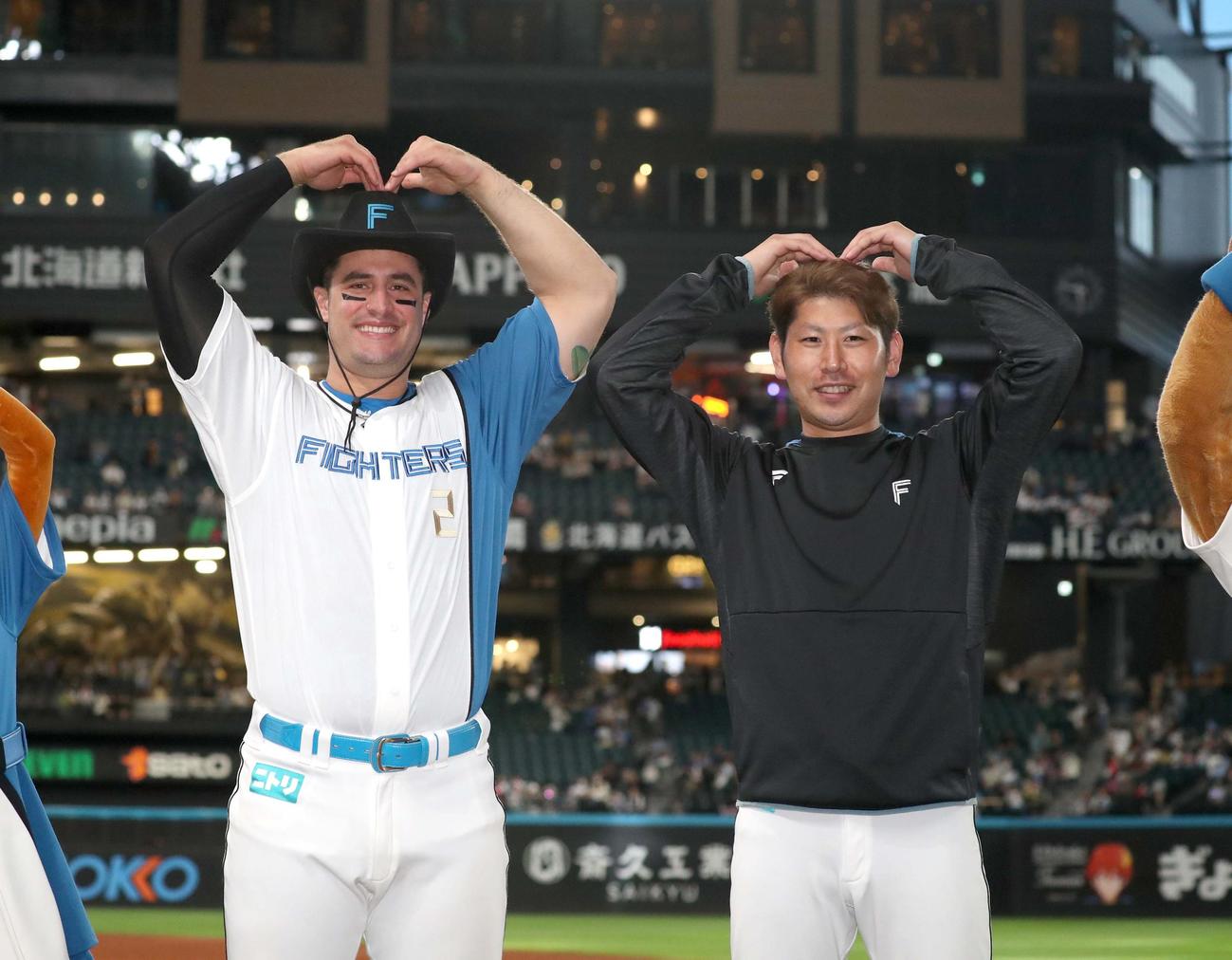 日本ハム対オリックス　試合後、ポーズをとるマルティネス（左）と加藤貴（撮影・黒川智章）